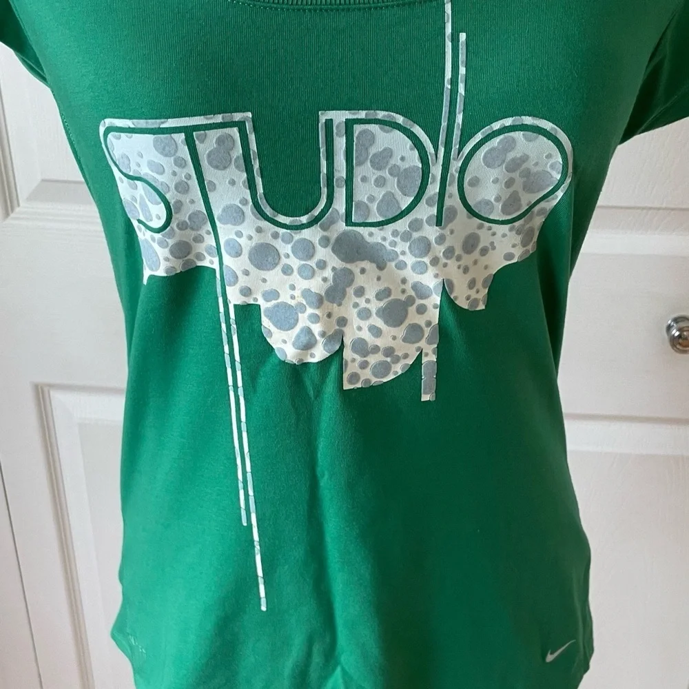 Nike FIT Studio Classic Boat Neck Green T-shirt Size M